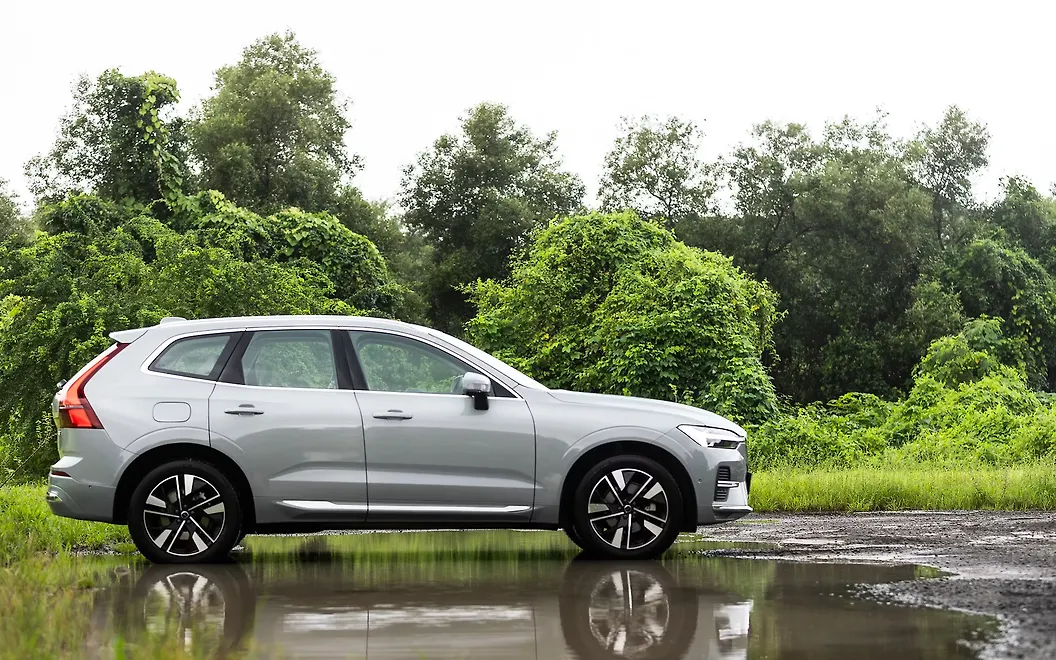 Volvo XC60 Right View