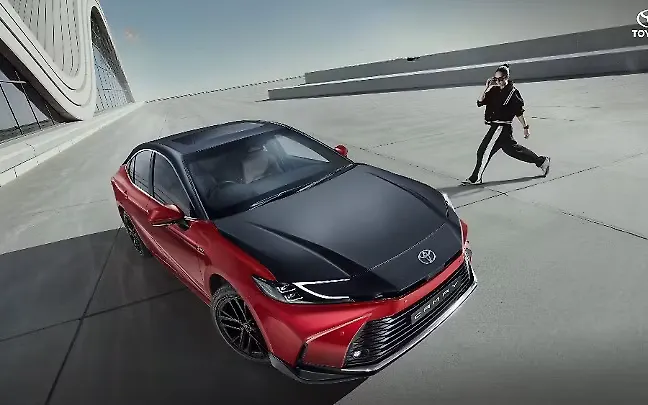 Toyota Camry Front Right View