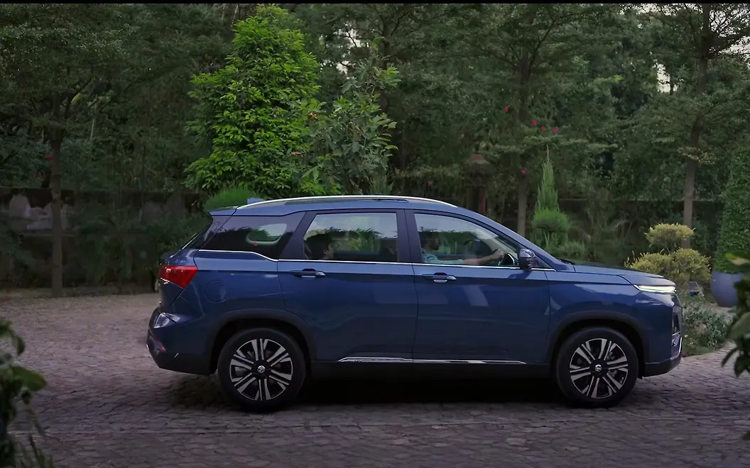 MG Hector Right View