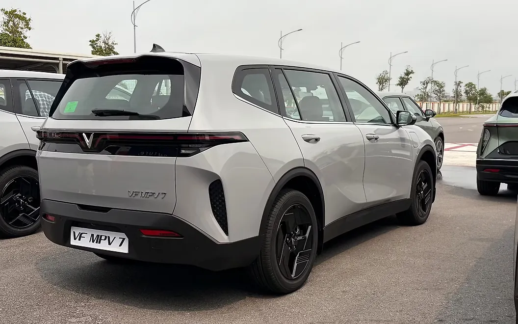 Vinfast VF MPV 7 Right Rear View