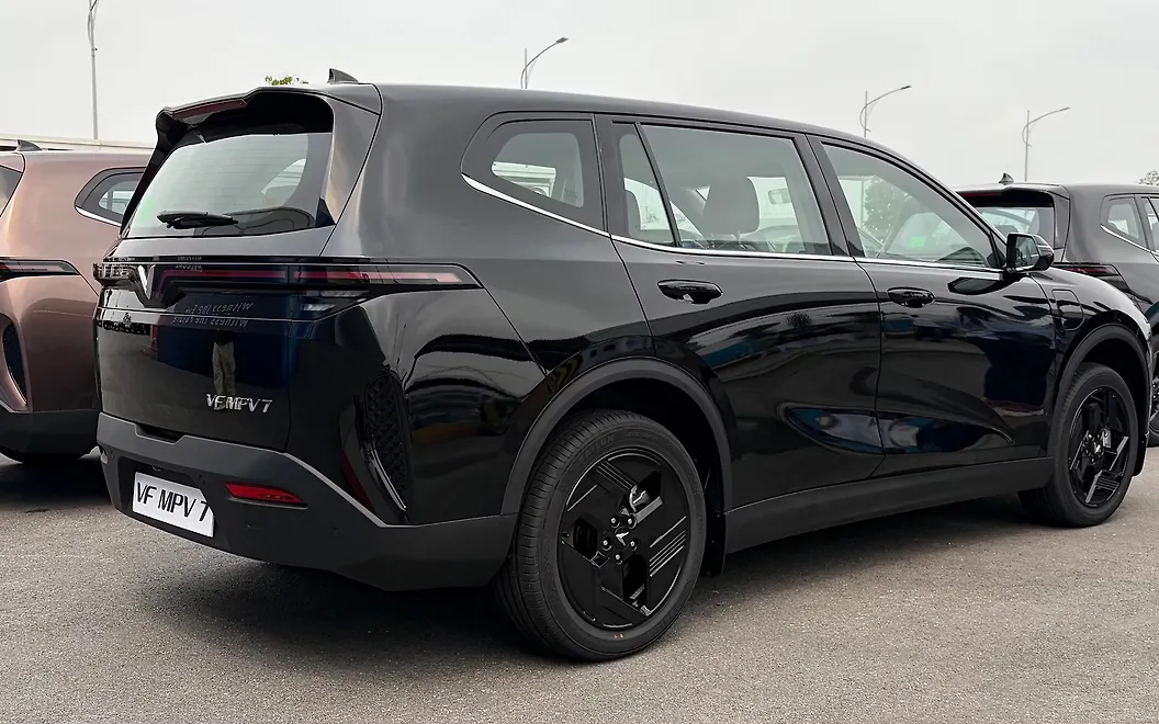 Vinfast VF MPV 7 Right Rear View