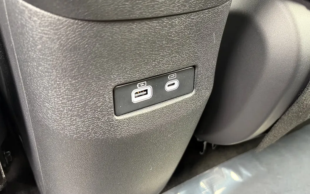 Vinfast VF MPV 7 USB / Charging Port