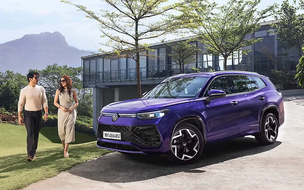 Volkswagen Tayron R-Line Front Left View