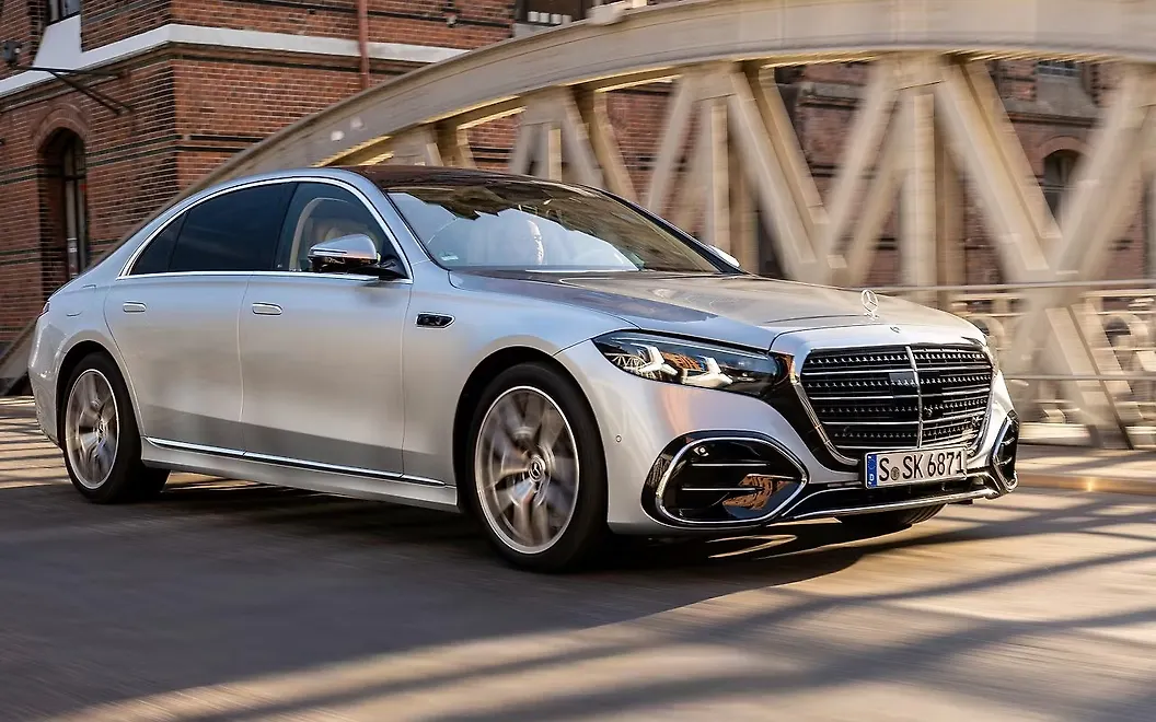 Mercedes-Benz S-Class Front Right View