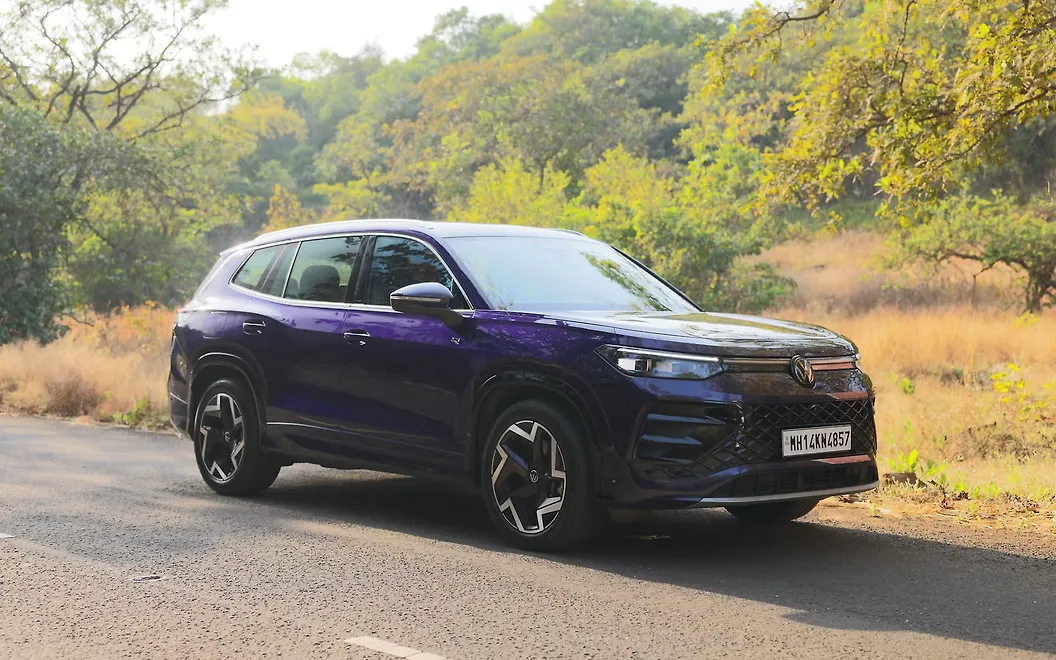 Volkswagen Tayron R-Line Front Right View