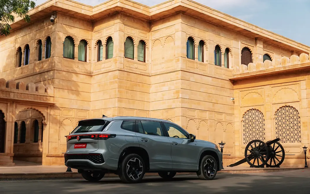 Volkswagen Tayron R-Line Right Rear View