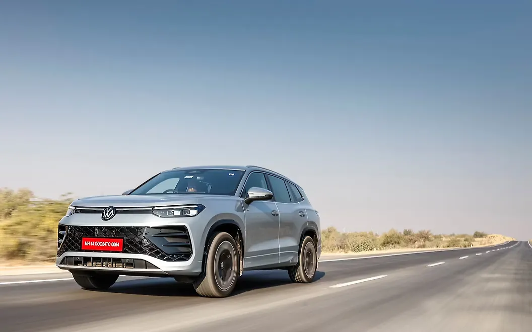 Volkswagen Tayron R-Line Front Left View