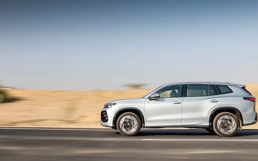 Volkswagen Tayron R-Line Left View