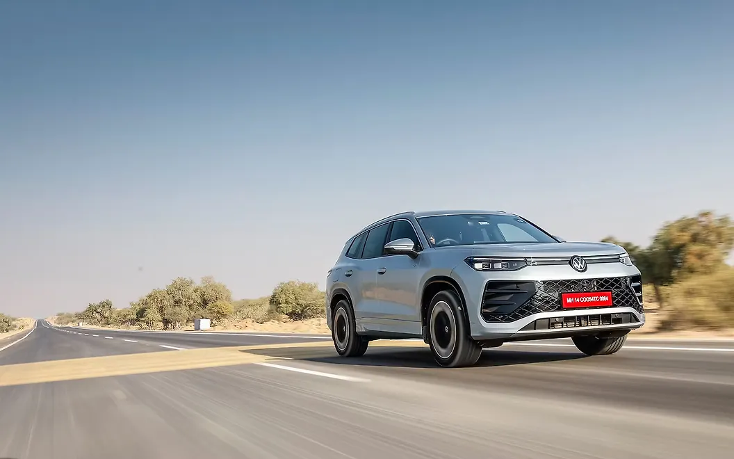 Volkswagen Tayron R-Line Front Right View