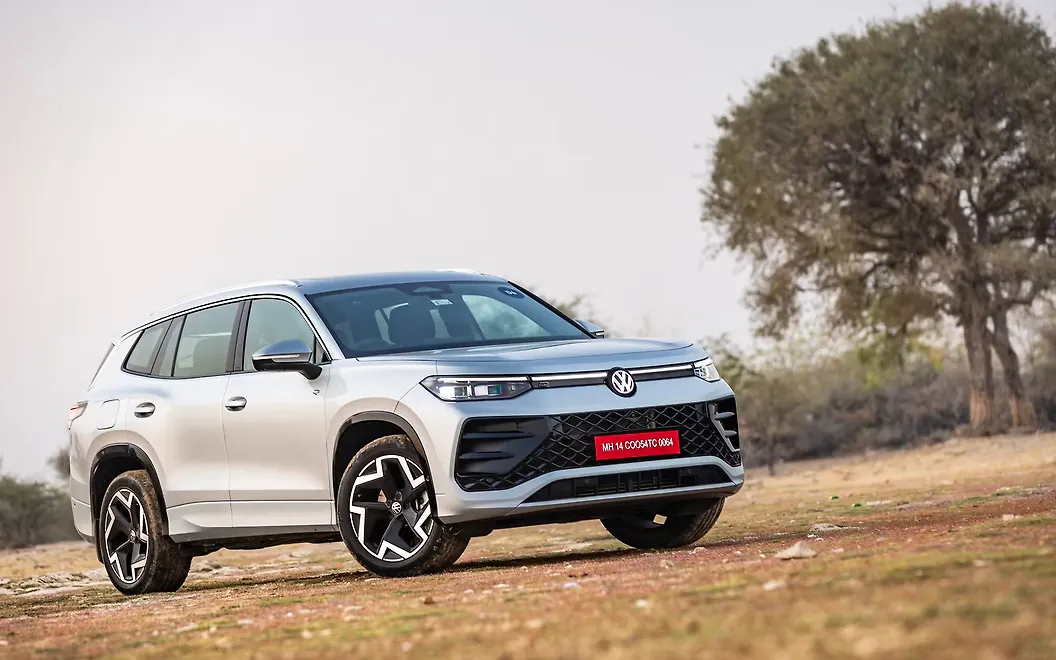 Volkswagen Tayron R-Line Front Right View