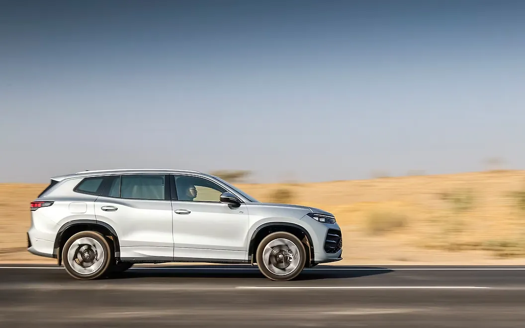 Volkswagen Tayron R-Line Right View