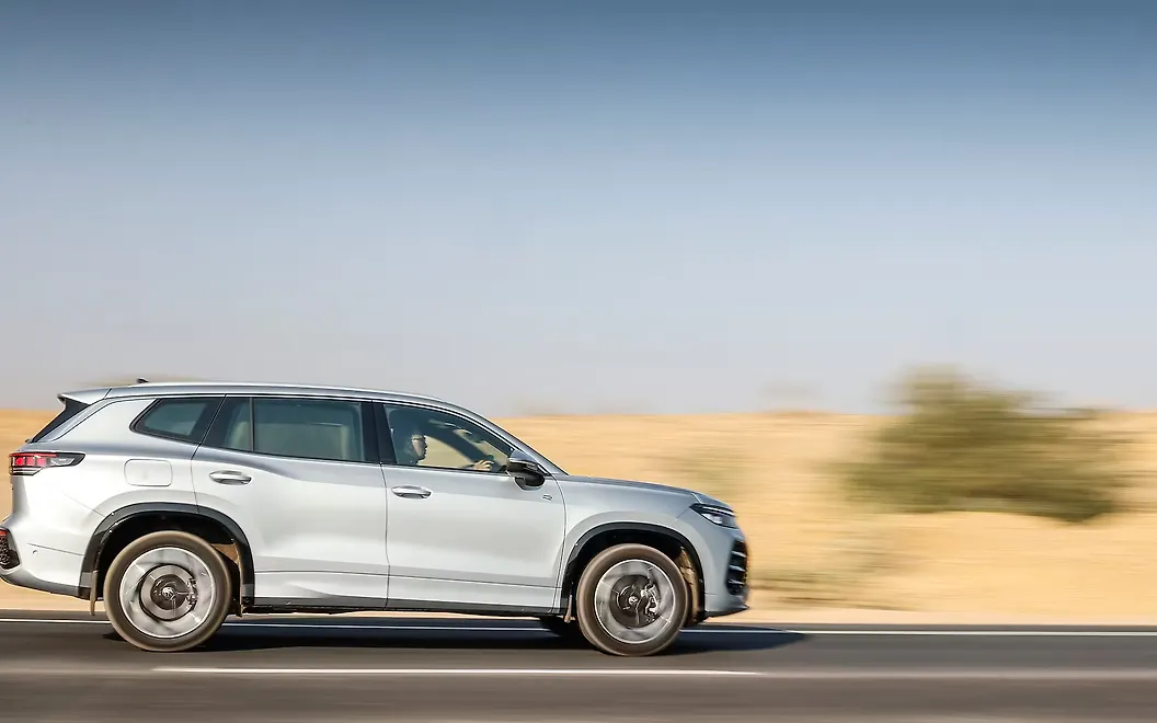 Volkswagen Tayron R-Line Right View