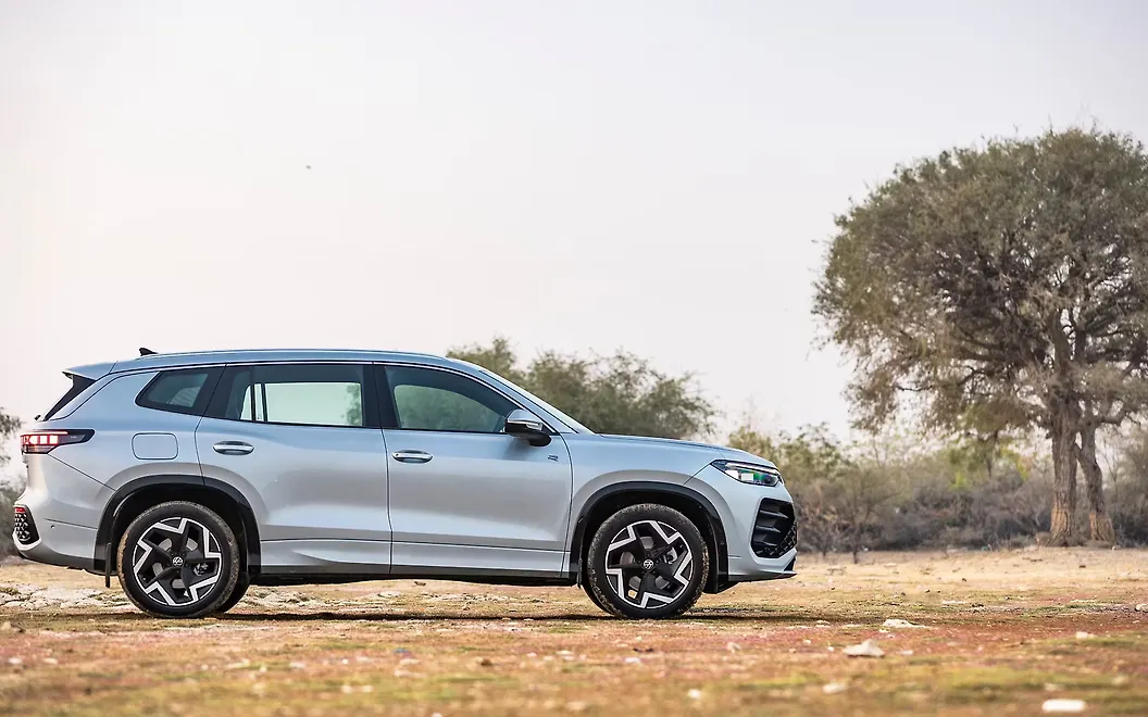 Volkswagen Tayron R-Line Right View