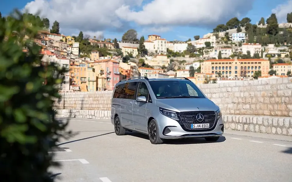 Mercedes-Benz V-Class Front Right View