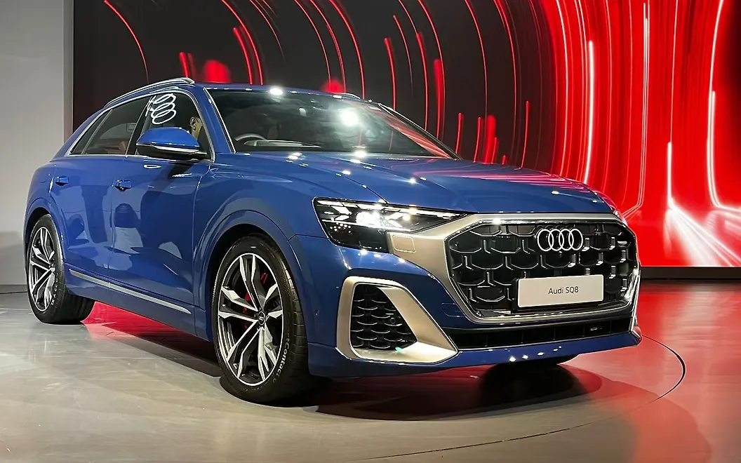 Audi SQ8 Front Right View