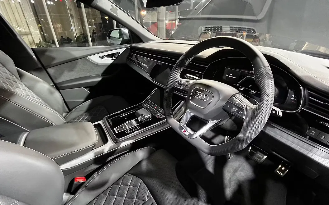 Audi SQ8 Steering