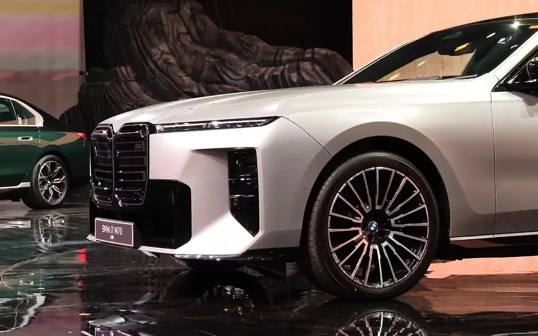 BMW i7