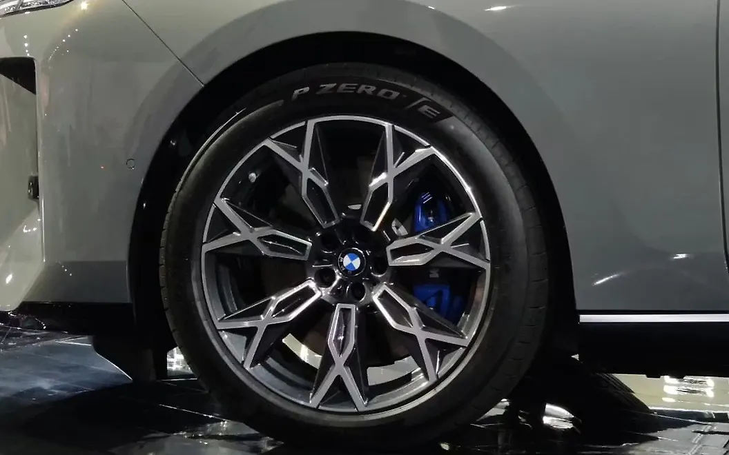 BMW i7