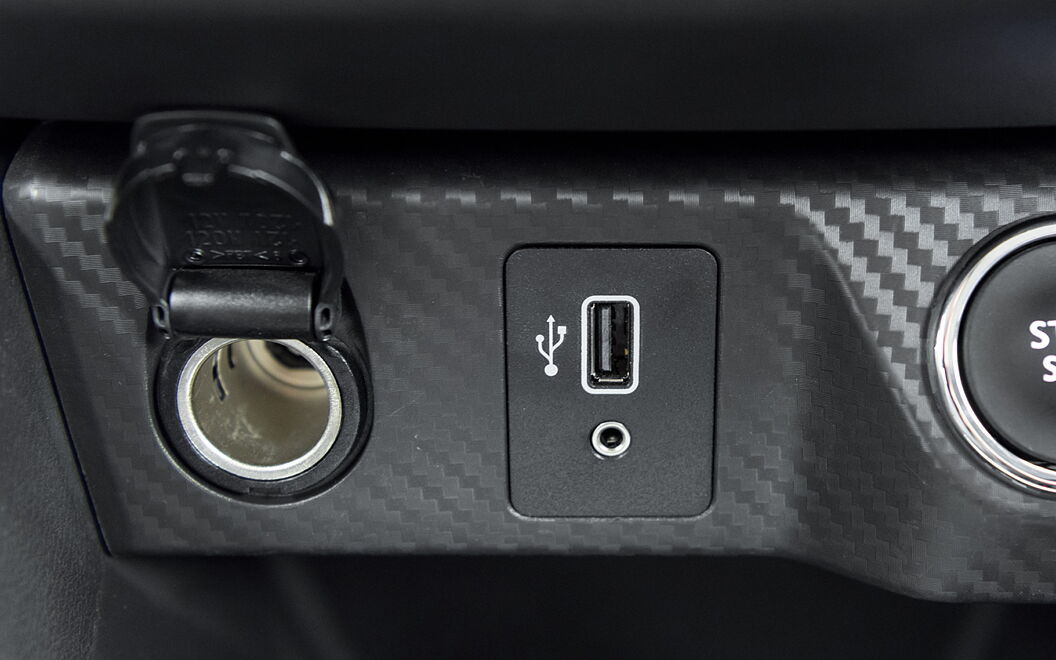 Nissan Kicks USB / Charging Port