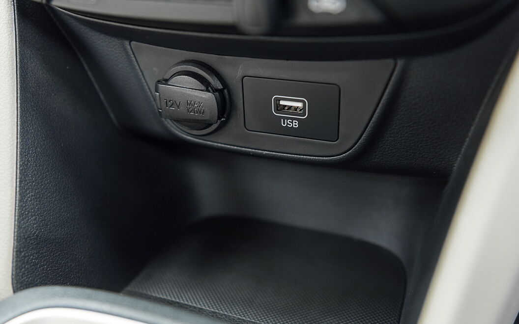 Hyundai Santro USB / Charging Port