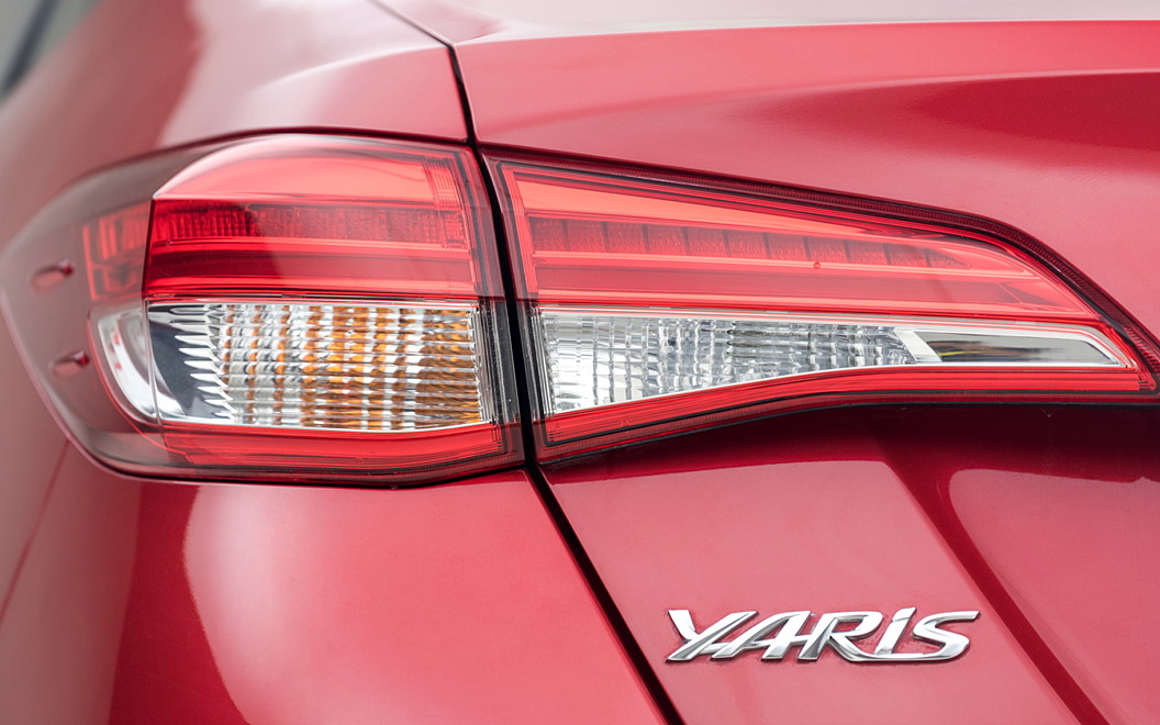 toyota yaris rear light