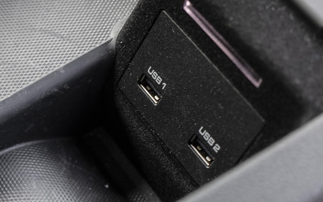 Porsche Cayenne USB / Charging Port