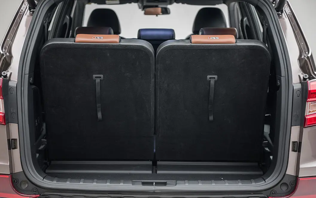 Mahindra Alturas G4 Bootspace
