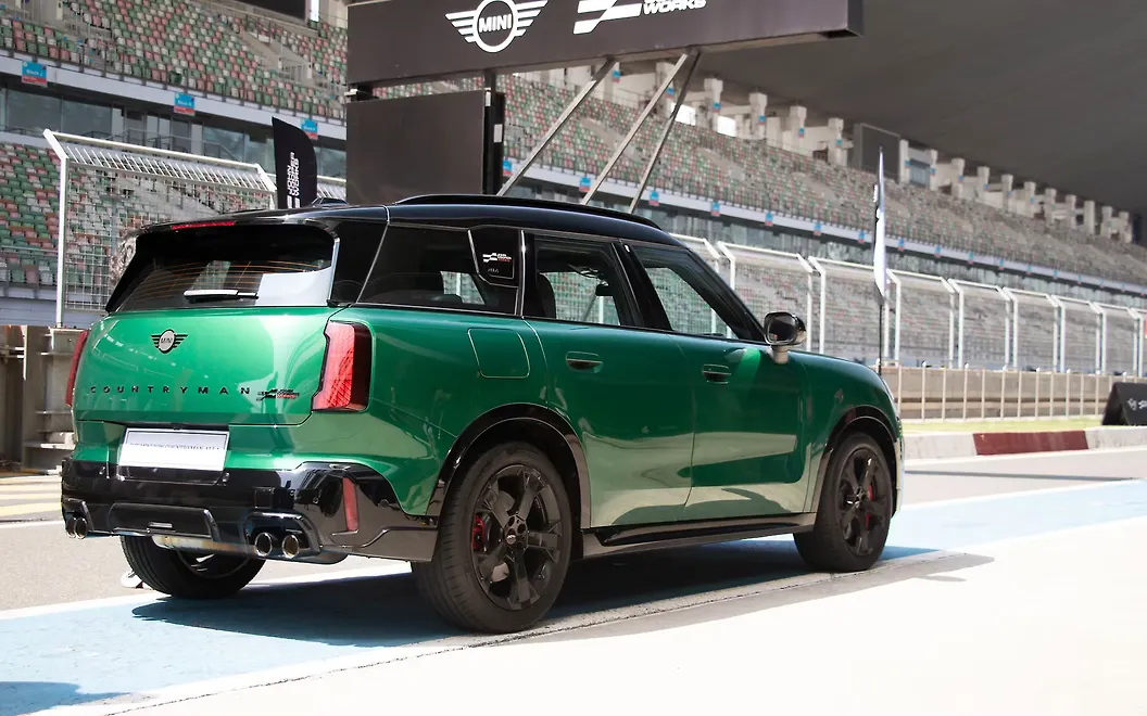 Mini Countryman Right Rear View