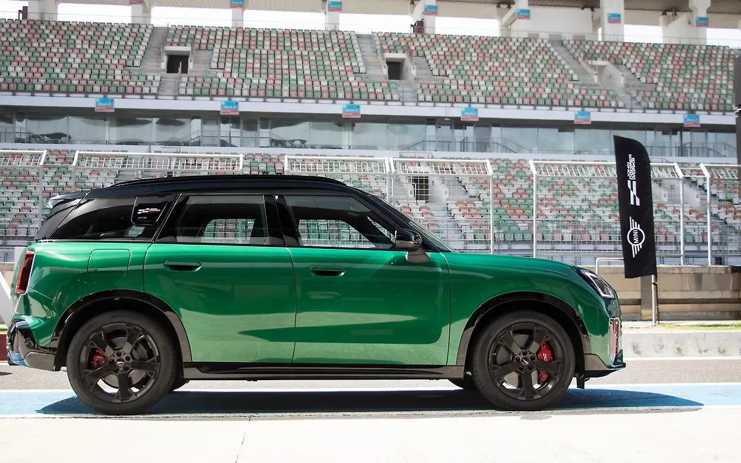 Mini Countryman Right View