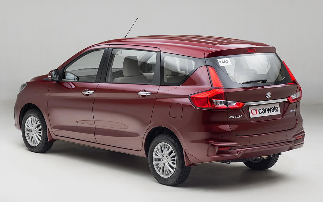 Compare Toyota Innova Crysta vs Toyota Innova Hycross vs Maruti Ertiga ...