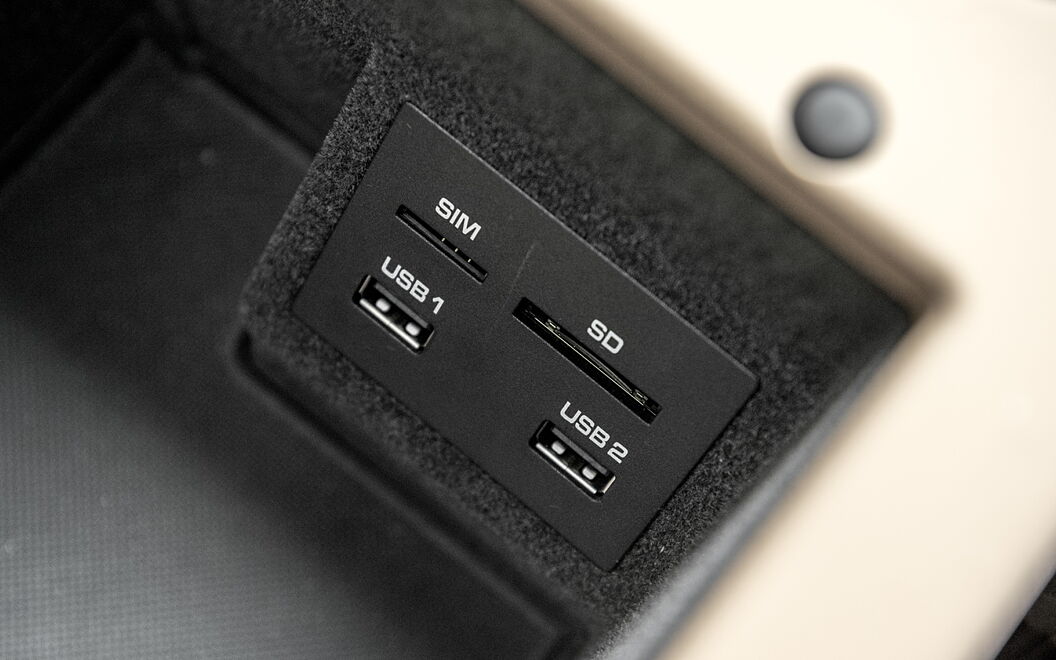 Porsche Macan [2019-2021] USB / Charging Port