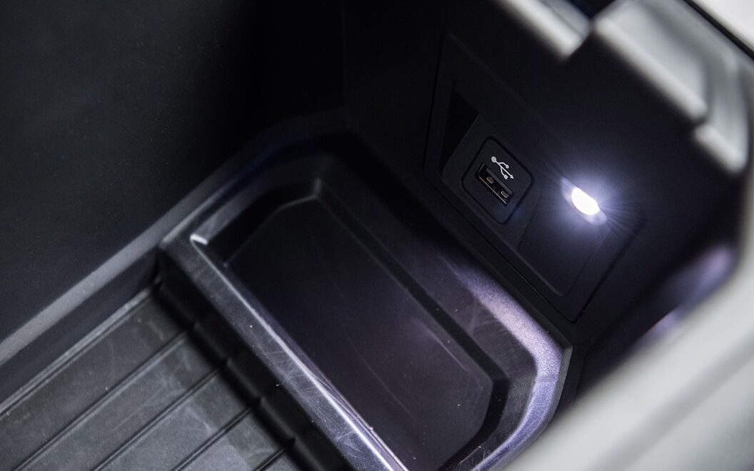 BMW X4 [2019-2022] USB / Charging Port