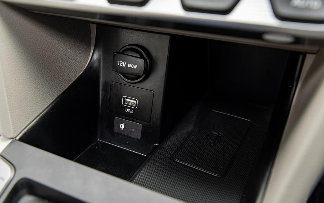 Hyundai Elantra USB / Charging Port