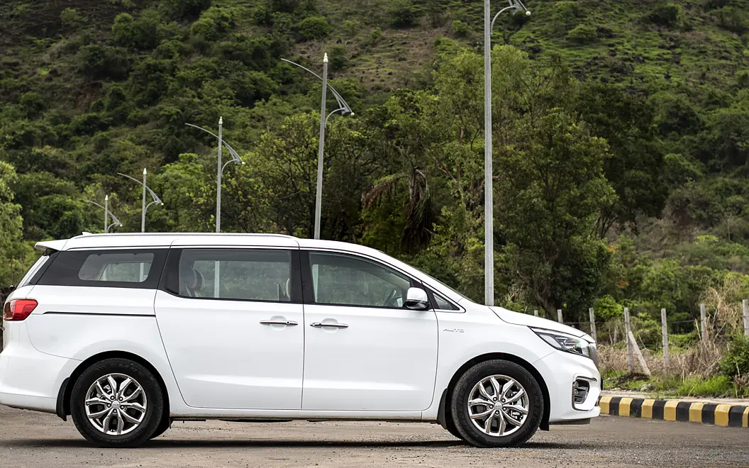 Kia Carnival Right View