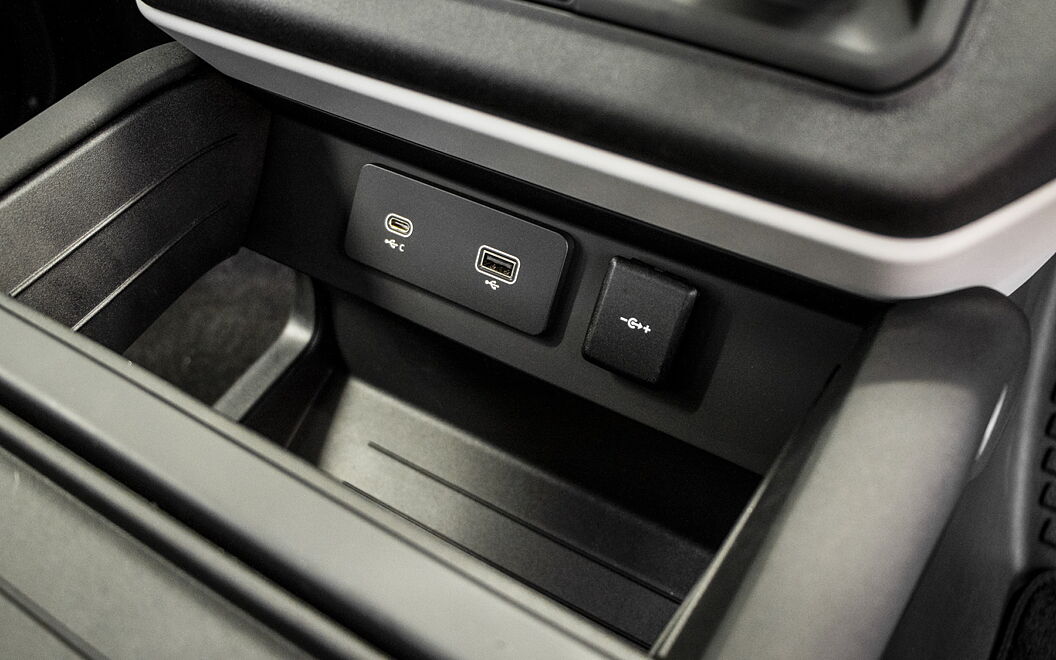 Land Rover Defender [2020-2021] USB / Charging Port