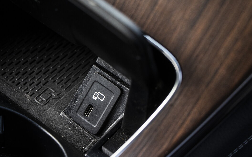 Mercedes-Benz GLC USB / Charging Port