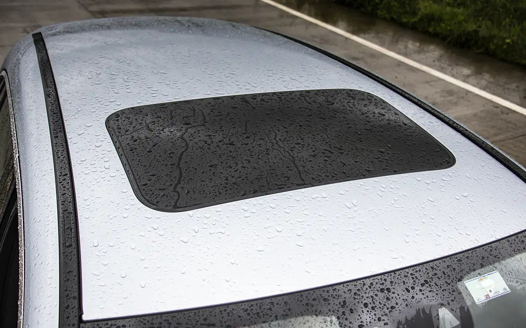 Mercedes-Benz EQC Roof