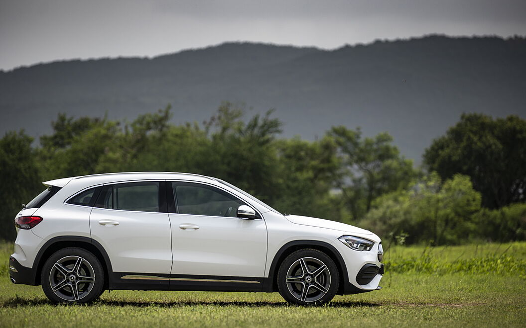 Mercedes-Benz GLA [2021-2024] Right View
