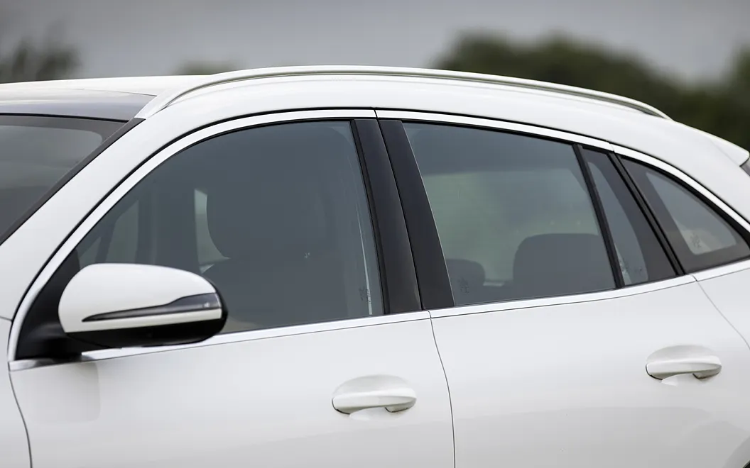 Mercedes-Benz GLA Side Top