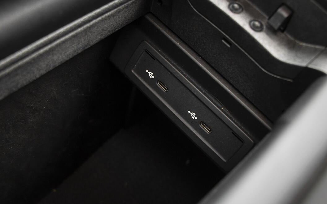 Mercedes-Benz GLA USB / Charging Port