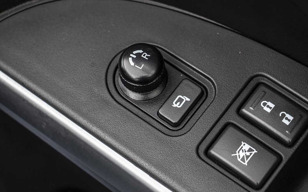 Maruti Suzuki S-Cross 2020 ORVM Controls