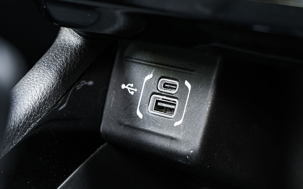 Jeep Compass USB / Charging Port