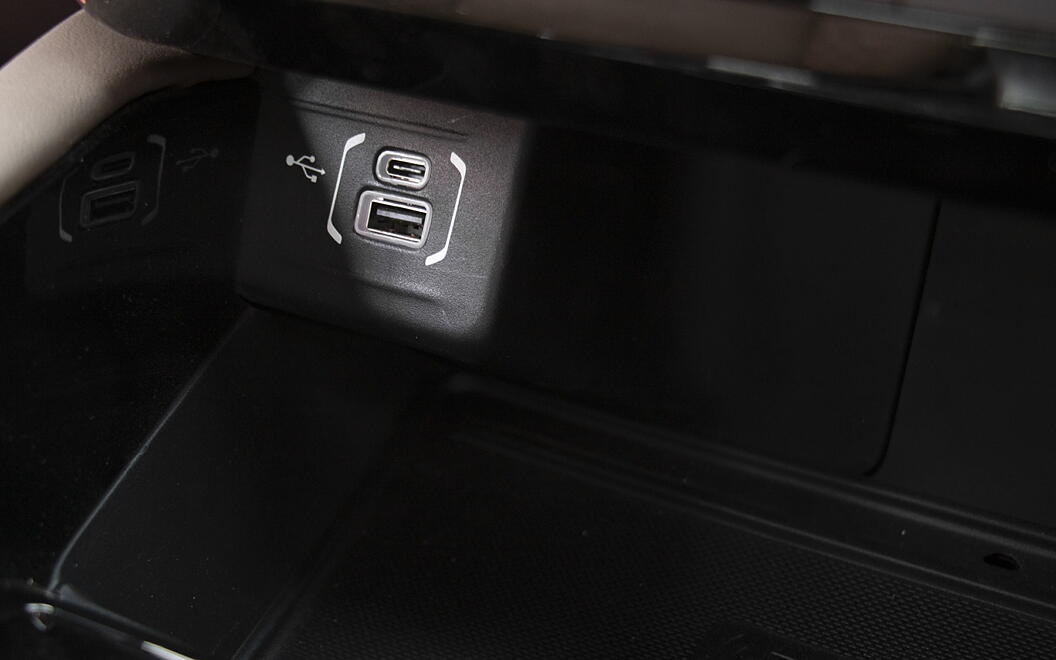 Jeep Meridian USB / Charging Port