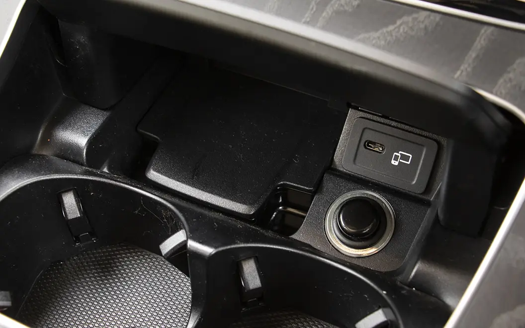 Mercedes-Benz E-Class USB / Charging Port