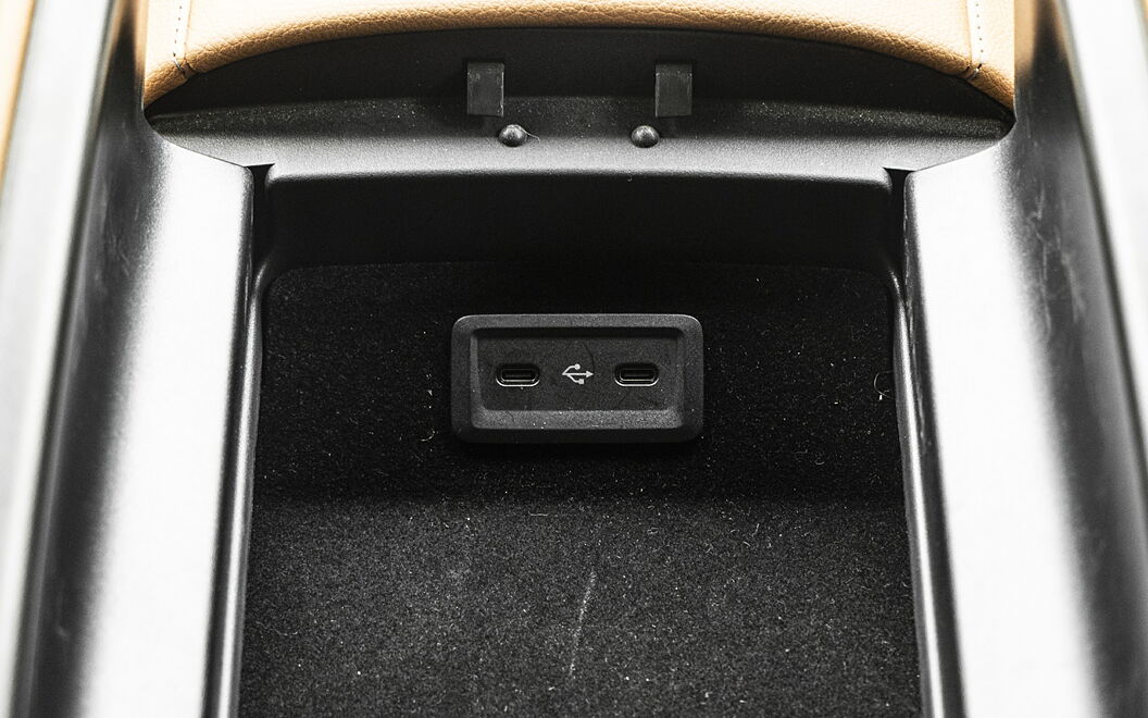 Mercedes-Benz S-Class USB / Charging Port