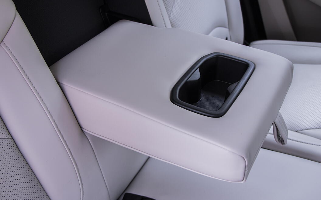 MG Hector Arm Rest in Last Row Seats