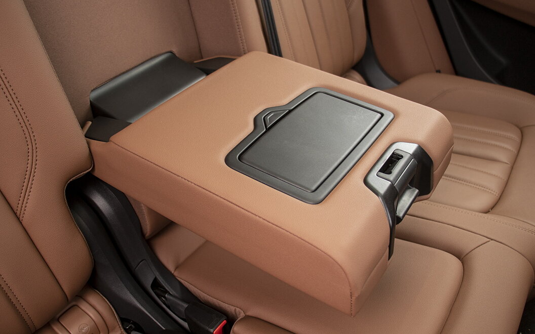 Audi Q5 Arm Rest in Rear Passenger Seats