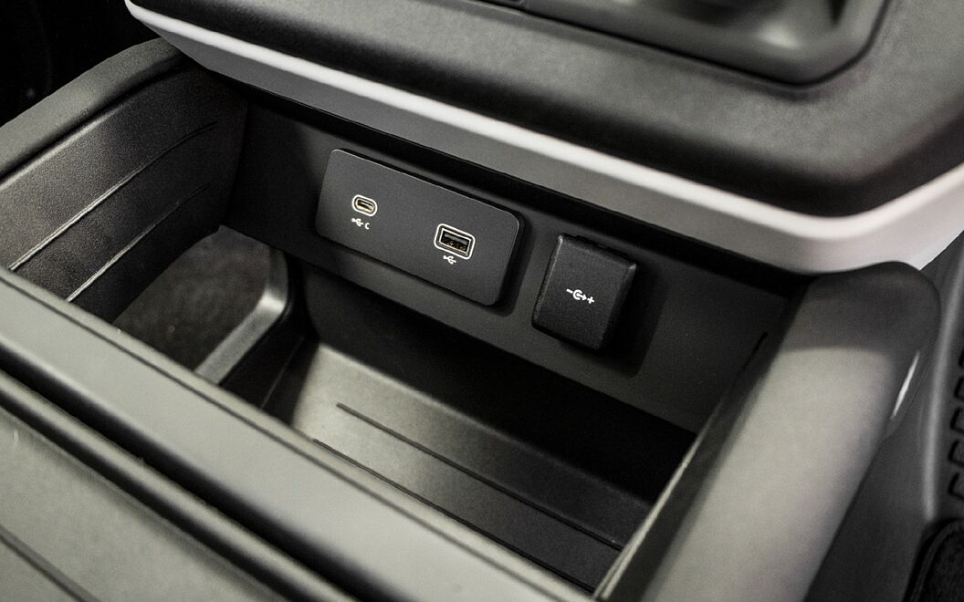 Land Rover Defender USB / Charging Port