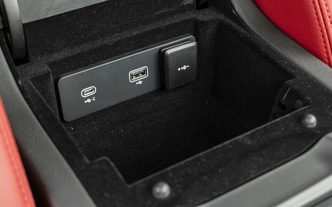Jaguar F-Pace USB / Charging Port
