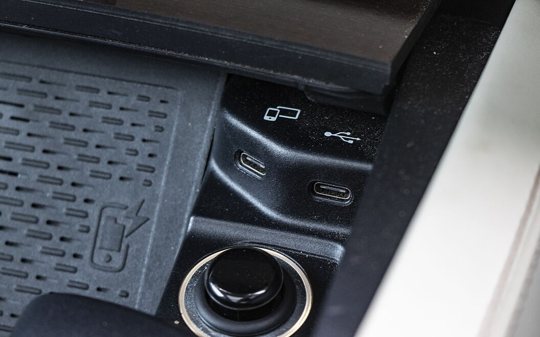 Mercedes-Benz Maybach GLS [2021-2024] USB / Charging Port